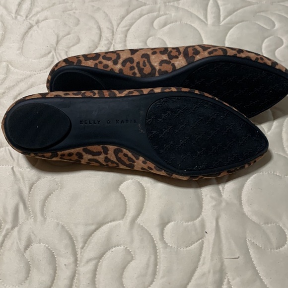 Leopard print suede flats. New condition. Size 7 - Picture 3 of 6
